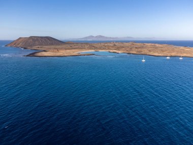 Hava manzaralı Corralejo kumulları, beyaz kumlu plaj, mavi su, Lobos ve Lanzarote adaları, Fuerteventura 'nın kuzeyi, Kanarya adaları, İspanya