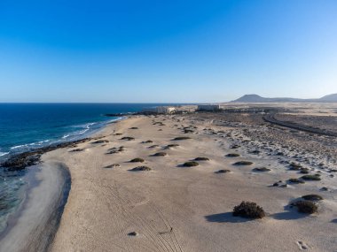 Hava manzaralı Corralejo kumulları, beyaz kumlu plaj, mavi su, Lobos ve Lanzarote adaları, Fuerteventura 'nın kuzeyi, Kanarya adaları, İspanya