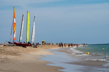 Beyaz kumlu sahil ve Morro Jable tatil köyündeki mavi okyanus suyu Fuerteventura, Kanarya Adaları, İspanya 'nın güneyinde, kışın