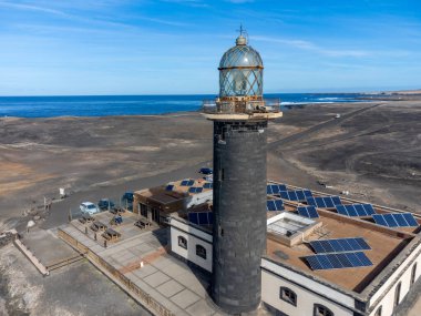Punta de Jandia ve Fuerteventura adasının güney ucunda deniz feneri, sadece çakıl yolu ile ulaşılabilir, güneşli kış günü.
