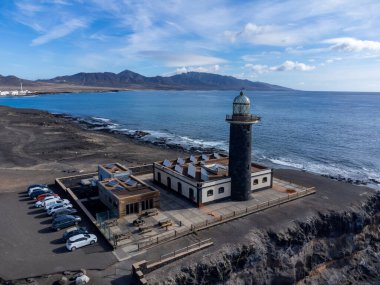 Punta de Jandia ve Fuerteventura adasının güney ucunda deniz feneri, sadece çakıl yolu ile ulaşılabilir, güneşli kış günü.