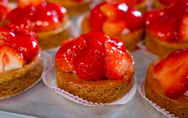 Hollanda mutfağı, fırında taze çilekli pasta kremalı ve fırında taze meyve.