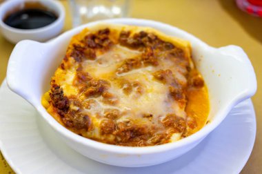 İtalya 'da öğle yemeği ya da akşam yemeği için geleneksel ilk yemek, etli lazanya bolonez ve beşamel sosu İtalyan restoranı Milan, İtalya' da servis edilir.