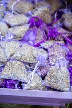 Provence 'de pazarda lavanta bitkisinin aromatik tohumlarını içeren küçük menekşe çantalar.