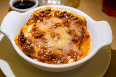 İtalya 'da öğle yemeği ya da akşam yemeği için geleneksel ilk yemek, etli lazanya bolonez ve beşamel sosu İtalyan restoranı Milan, İtalya' da servis edilir.