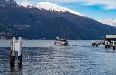 Turizm merkezi küçük ortaçağ köyü Bellagio 'da tepe dar sokaklar ve lüks villalar baharda Como Gölü, İtalya' da tatil yeri.
