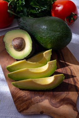 Olgun yeşil organik avokadolar masada, Fuerteventura, Kanarya Adaları, İspanya
