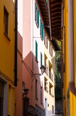 Turizm merkezi küçük ortaçağ köyü Bellagio 'da tepe dar sokaklar ve lüks villalar baharda Como Gölü, İtalya' da tatil yeri.