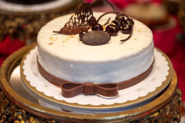 İtalya 'nın Milano kentindeki el sanatları fırınında kremalı ve meyveli İtalyan tatlılı pasta ve pastalar sergileniyor.