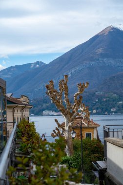 Turizm merkezi küçük ortaçağ köyü Bellagio 'da tepe dar sokaklar ve lüks villalar baharda Como Gölü, İtalya' da tatil yeri.