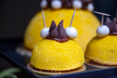 Polenta e Osei di Bergamo Alta, Bergamos mutfağının en ünlü tatlı spesiyali, sünger keki, çikolata, fındık kreması ve romdan yapılır.