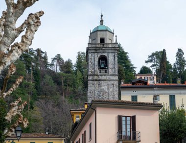 Turizm merkezi küçük ortaçağ köyü Bellagio 'da tepe dar sokaklar ve lüks villalar baharda Como Gölü, İtalya' da tatil yeri.