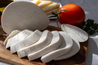 Taze soyulmuş beyaz keçi ineği koyun sütü peyniri, genç İspanyol peyniri, yakın plan.