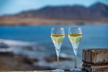 Fuerteventura 'nın güneyi, Kanarya adaları, mavi okyanus, dağlar, İspanya