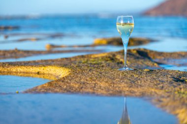 Bir bardak kava ya da şampanya köpüklü şarap, kış tatili, Dunes Corralejo kumsalında gelgit, Fuerteventura, Kanarya Adaları, İspanya