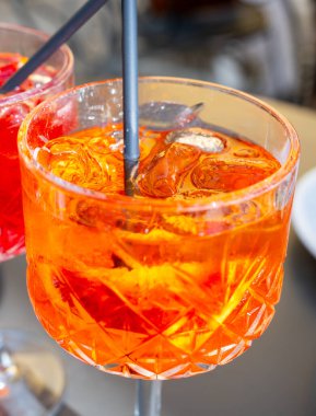 Aperol Spritz portakal suyu, likör, Prosecco köpüklü şarap, buz küpleri ve bir parça portakal, Bellagio, İtalya