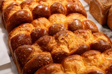 Geleneksel Yahudi ekmeği, pastanede örülmüş brioche ekmeği, yakın plan.