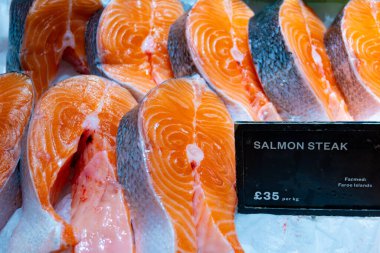 İngiltere 'nin Notting Hill kentindeki Portobello yolunda buzda buzla temizlenmiş İskoç kırmızı somon balığı bifteği.