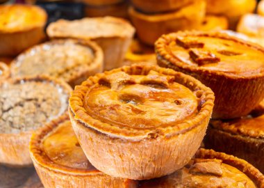 Taze pişmiş etli turtalar, İngiliz hamur işleri, Londra 'da sergilenen atıştırmalıklar.