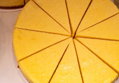 Geleneksel Amerikan tatlısı fırında pişmiş cheesecake turtası New York usulü.