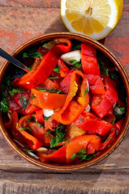 Izgara kırmızı biber, taze sarımsak ve maydanozlu kırmızı biber salatası, lezzetli sebzeler.