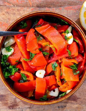 Izgara kırmızı biber, taze sarımsak ve maydanozlu kırmızı biber salatası, lezzetli sebzeler.