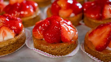 Hollanda mutfağı, fırında taze çilekli pasta kremalı ve fırında taze meyve.