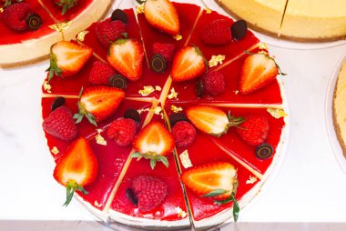 Fırında taze çilekli kırmızı meyve, tatlı peynirli kek turtası.