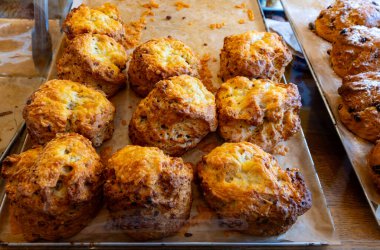 Geleneksel İngiliz çörekleri iyi pişmiş, Birleşik Krallık ve İrlanda 'da popüler, çay çörekleri farklı malzemelerle mayalı, yakın çekim.