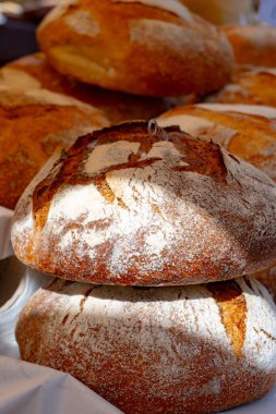 Sanatsal organik taze pişmiş koyu kahverengi çavdar ekmeği, biyolojik tahıllı ekmek...