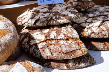 Sanatsal organik taze pişmiş koyu kahverengi çavdar ekmeği, biyolojik tahıllı ekmek...