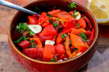 Izgara kırmızı biber, taze sarımsak ve maydanozlu kırmızı biber salatası, lezzetli sebzeler.