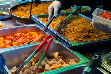 Yerel Asya yemekleri, Singapur eriştesi ve sebzeli pirinç yemeği, kızarmış karides ve kasede tavuk eti.