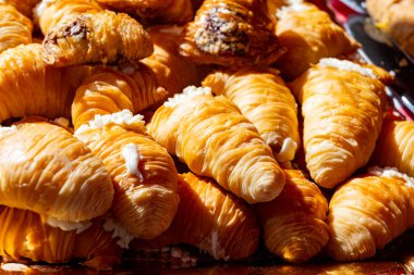 Napoli sfogliatella, kabuk şeklinde pasta, irmik, ricotta ve narenciye ile doldurulmuş muhallebi gibi tatlı. pazarda