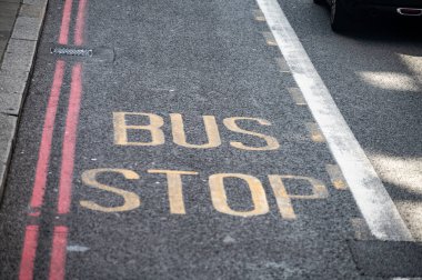 Londra 'da ulaşım, yollar, yol işaretleri, sokak işaretleri, farklı uyarılar, Büyük Britanya' da yön gösterme, İngiltere 'de şehir hayatı
