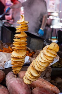 Kızarmış patates cipsi, Portobello karayolu gıda pazarında şişlerde spiraller, güneşli bir günde Londra, İngiltere.