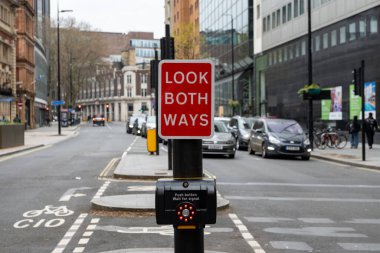 Londra 'da ulaşım, yollar, yol işaretleri, sokak işaretleri, farklı uyarılar, Büyük Britanya' da yön gösterme, İngiltere 'de şehir hayatı
