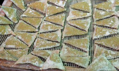 İtalyan yemeği, ıspanaklı ravioli ile dolu taze ev yapımı makarna Portobello 'da pişirmeye hazır, Londra, İngiltere