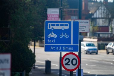 Londra 'da ulaşım, yollar, yol işaretleri, sokak işaretleri, farklı uyarılar, Büyük Britanya' da yön gösterme, İngiltere 'de şehir hayatı