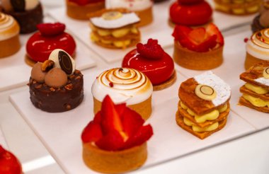 Şekerleme dükkanında çeşitli tatlı kekler, kırmızı meyve ve böğürtlenler kremalı turtalar.