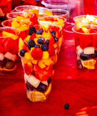 Sağlıklı yılan, tatlı, rengarenk taze meyve ve meyveler parça parça kesilmiş plastik cam, sokak yemeği, portobello yol pazarı, Londra