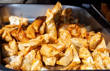 Asya yemekleri, yağda kızartılmış sokak pazarında vejetaryen köfteleri.