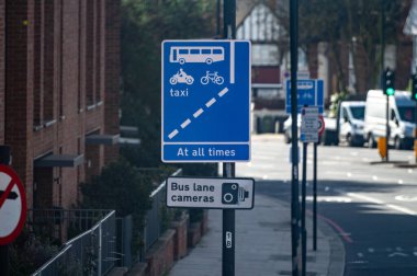 Londra 'da ulaşım, yollar, yol işaretleri, sokak işaretleri, farklı uyarılar, Büyük Britanya' da yön gösterme, İngiltere 'de şehir hayatı