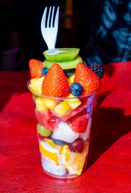 Sağlıklı yılan, tatlı, rengarenk taze meyve ve meyveler parça parça kesilmiş plastik cam, sokak yemeği, portobello yol pazarı, Londra