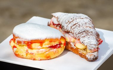 Hollanda mutfağı, taze pişmiş çilekli pasta kremalı ve açık kafede taze meyve servisi.