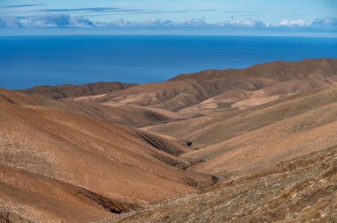 Gözlem noktası Fuerteventura, Kanarya Adaları, İspanya, Betancuria 'nın renkli bazal tepeleri ve Massif Dağları' nın panoramik manzarası