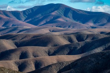 Gözlem noktası Fuerteventura, Kanarya Adaları, İspanya, Betancuria 'nın renkli bazal tepeleri ve Massif Dağları' nın panoramik manzarası