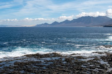 Fuerteventura, Kanarya Adaları 'ndaki sıradağların arkasına gizlenmiş altın kumlu kumlu kumlu sahile güneyden ulaşmak zordur.