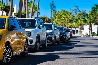 Costa Calma turistik beldesinde sokak parkı, Fuerteventura, Kanarya adalarında araba sürmek, İspanya