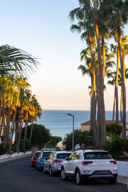 Costa Calma turistik beldesinde sokak parkı, Fuerteventura, Kanarya adalarında araba sürmek, İspanya